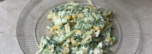 Літній салат з огірків та кукурудзи