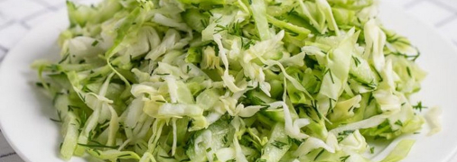 Салат з молодої капусти та огірків