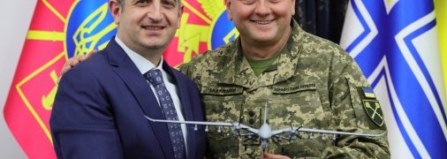 Залужный и Байрактар с моделью боевого беспилотника в руках