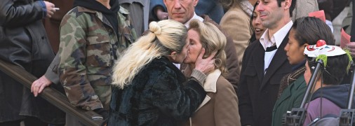 Леді Гага цілується з жінкою