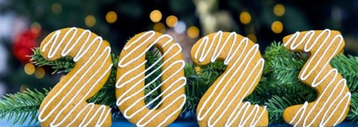 У мирний час, якщо офіційне державне свято збігається з вихідним, наступний робочий день теж стає неробочим