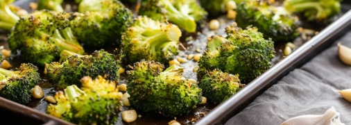 Запеченная брокколи прекрасно подойдет в качестве гарнира к основным блюдам (изображение создано с помощью ИИ)