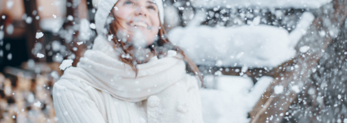 Дівчина під час снігу на вулиці