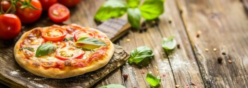 Пицца – сытный и вкусный перекус (изображение создано с помощью ИИ)