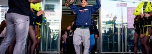 Чемпиона Bellator Ярослава Амосова в аэропорту встретили сотни фанатов