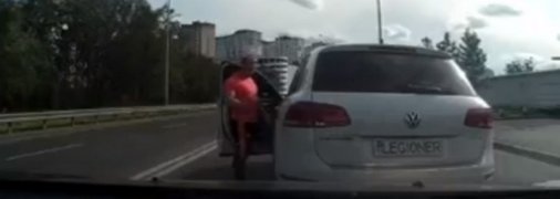 Чоловік прославився в мережі, напавши з битою на водіїв в Києві: МВС дізналося, хто він
