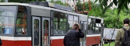 Вот это дрифт: в Харькове трамвай сошел с рельс и повалил электроопору, есть пострадавшие (фото, видео)
