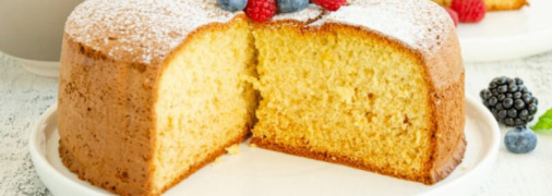 Неповторимого аромата пирогу придают ванилин и цедра лимона