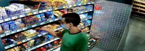 Вор, укравший шоколадку из супермаркета, вырубил охранника, сделавшего замечание (фото, видео)