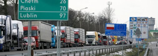 На кордоні можуть утворитися затори з вантажівок - торік у таких можна було простояти кілька днів