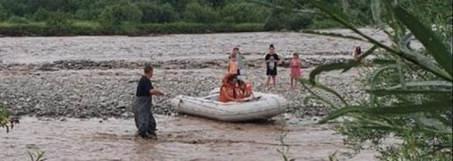 Шестеро детей и взрослый оказались в водной ловушке из-за внезапно вышедшей из берегов реки на Прикарпатье (видео)