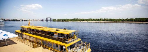 Прогулянковий човен на Поштовій площі