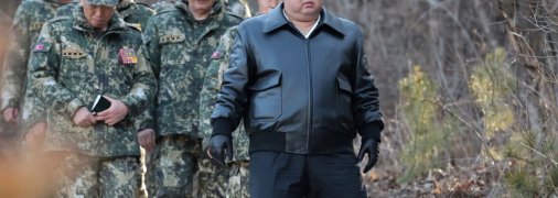 Кім Чен Ин та військові
