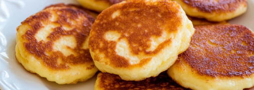 Солоні сирники стануть чудовим варіантом сніданку (зображення створено за допомогою ШІ)