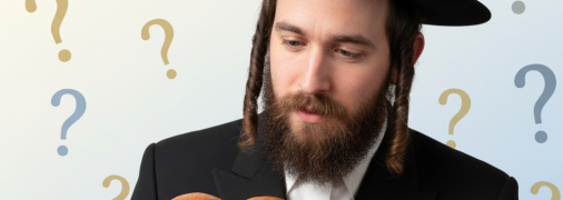 Хасид дивиться на хлібобулочний виріб та згадує його назву