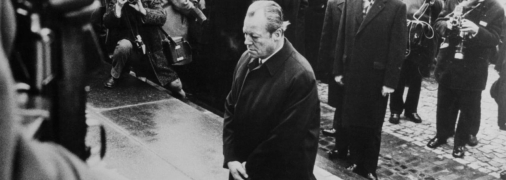 Канцлер ФРН Віллі Брандт у Варшаві (біля пам'ятника захисникам Варшавського гетто) під час підписання Договору про нормалізацію відносин з ПНР. 7 грудня 1970 року