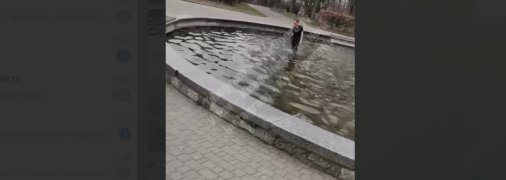 "Сразу видно - бывший космонавт": апрельское купание в фонтане в Киеве насмешило сеть (видео)