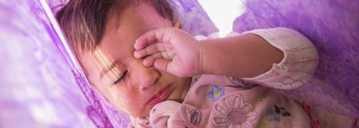 Как уложить ребенка спать без истерики: полезные и простые советы