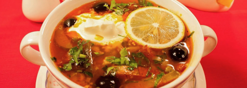 Збірна солянка має кислуватий смак, який чудово тонізує після святкових застіль