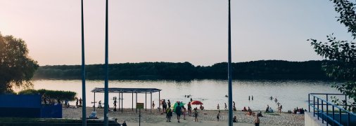 Навіть на заході сонця на пляжі є люди/ Фото: Геннадій Коломієць