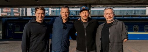 Миша Коллинз с Андреем Шевченко на вокзале в Киеве