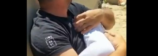 Обстрел застал мужчину с младенцем посреди шоссе: видео из Израиля потрясло сеть