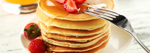 Пышные оладьи с клубничным соусом