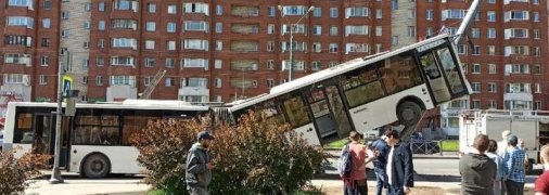 В Питере автобус с пассажирами "взлетел" на столб: видео момента