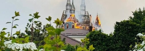 Будівля горить після обстрілу