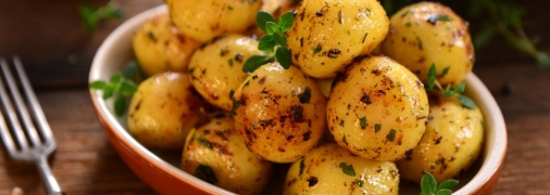 Молодой картофель с маком и шкварками