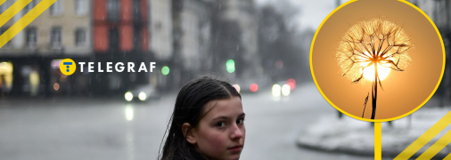 Девушка на улице зимой во время дождя