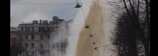 В центре Питера из-под асфальта начал бить фонтан высотой в дом (видео)