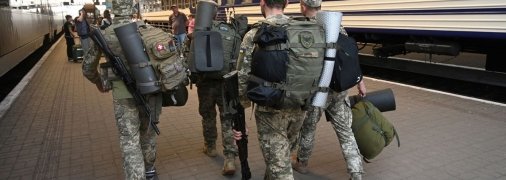 Українські бійці на вокзалі