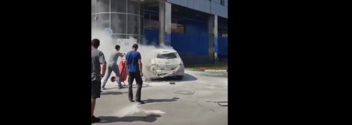 "Вот и батарейка сгорела": в Хмельницком во время зарядки вспыхнул электрокар (видео)