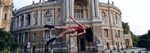 Танцовщица в центре Одессы