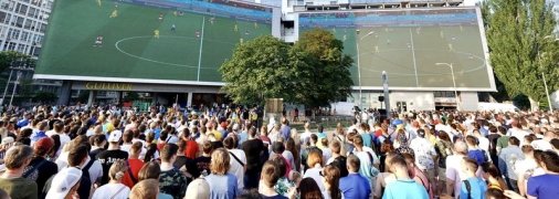 Поддержали сборную: решающий матч Украина - Австрия показали на самом большом экране Европы