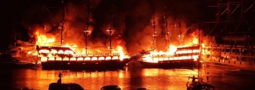 В Турции сгорели суда.