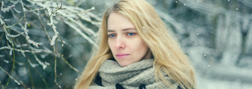 Дівчина на вулиці взимку