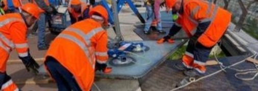 "Народ платит налоги без перебоев": в сети бурно обсуждают новую поломку моста Кличко (фото)