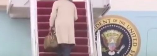 Байден снова чуть не упал на трапе самолета: пропагандисты Путина ликуют (видео)