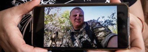 Оксана тримає фото Дениса Ткача