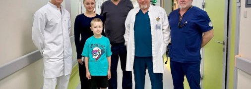 Шанс мальчику дали врачи из "Охматдета" и Института нейрохирургии имени Ромоданова, благотворительный фонд Good Donations Татьяны Сохар и известный украинский музыкант. Источник: Пресс-служба "Охматдета"