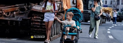 На выставку уже приходят люди