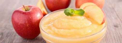 Знадобляться тільки яблука, згущене молоко і трохи води