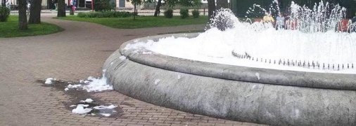 В Киеве запустили фонтаны, но один уже выбыл из строя после "пенной вечеринки" (фото, видео)