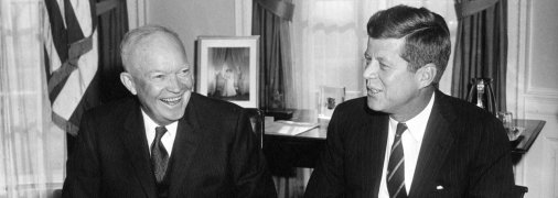Президент США Дуайт Девід Ейзенхауер зустрічається з новообраним президентом-демократом Джоном Фітцджеральдом Кеннеді. Овальний кабінет, Білий дім, Вашингтон, округ Колумбія, 6 грудня 1960 року