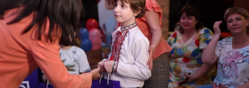 Вручення подарунків дітям