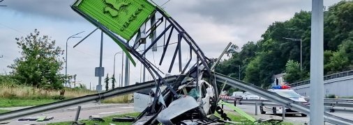 Автомобіль влетів у вивіску перед АЗС у Києві