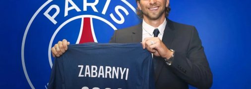 Илья Забарный с формой ПСЖ