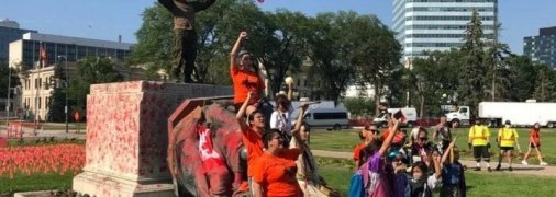 В Канаде повалили на землю статуи двух британских королев (видео)